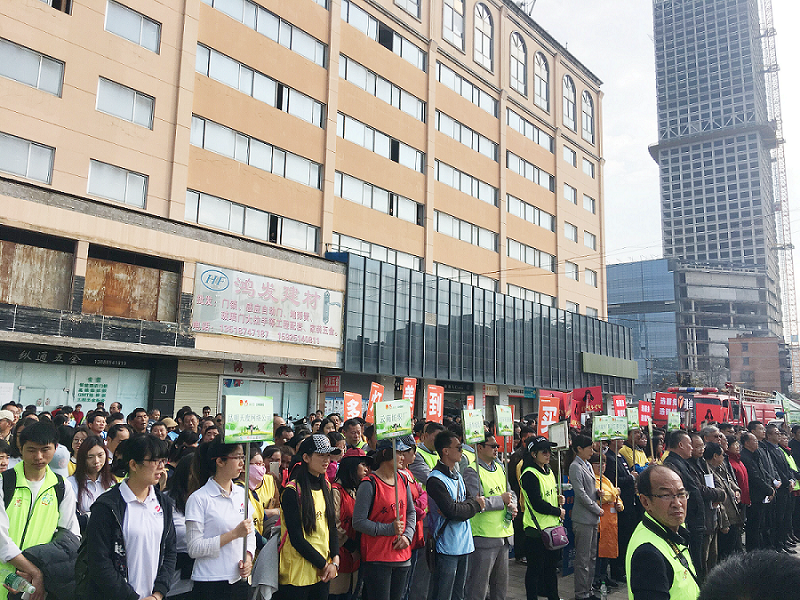2017年3月5日，是我國第54個學(xué)雷鋒紀(jì)念日。3月份的春天萬物復(fù)蘇，百花齊放。陽光透過淡薄的云層照耀著大地，它的萬道金光愉快地普照著萬物。春風(fēng)拂面,是那么清柔,那么親切,就像是雷鋒的精神一直溫暖著、鼓舞著我們!